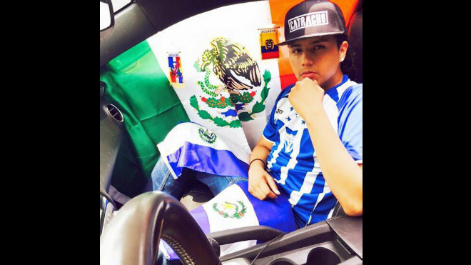 Joven centroamericano canta a Donald Trump