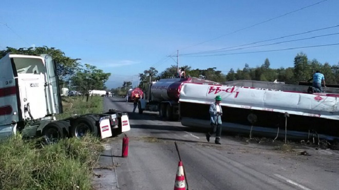 Pipa que transporta combustible volcó en el km 81 ruta al Pacífico