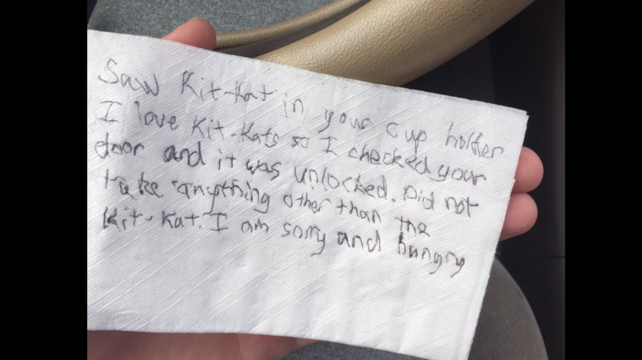 Ladrón entra a un carro para robar un chocolate y pide disculpas