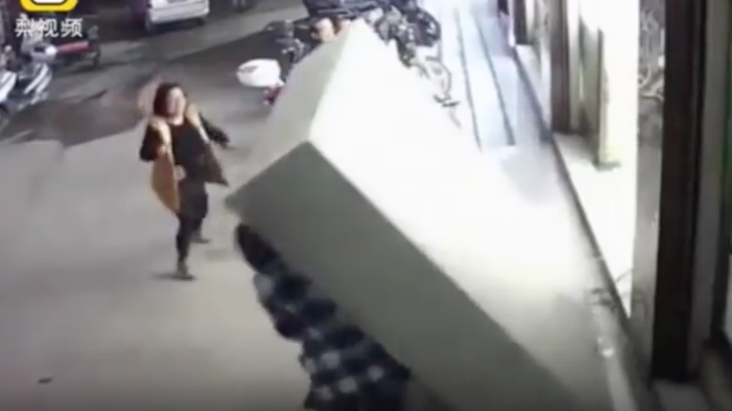 [VIDEO] Un niño muere aplastado por casilleros de un supermercado