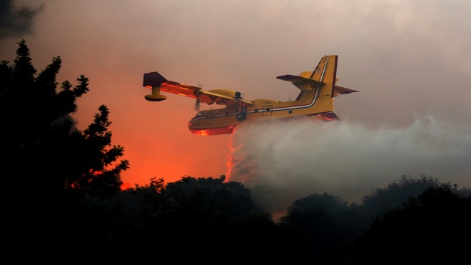 Aviones extranjeros ayudan a Israel a combatir decenas de incendios