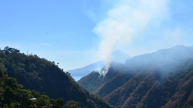 Vista del incendio que afecta zona boscosa en Sololá