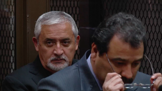 Él sufre (Otto Pérez), ella ya no lo quiere. Dos dinosaurios nos dan sabios consejos para dejar vencer el desamor y al dinero en Las Inolvidables.