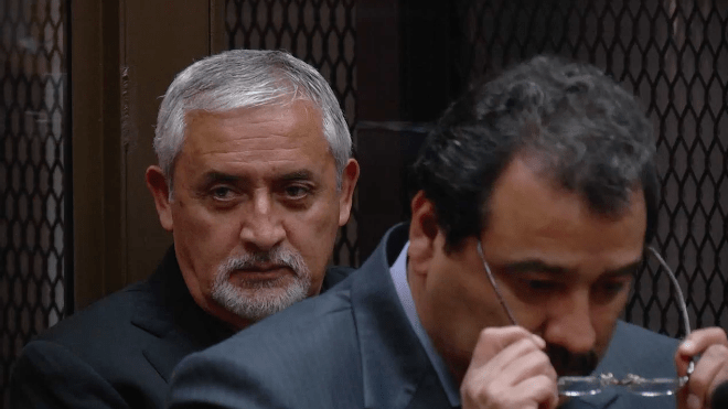 Él sufre (Otto Pérez), ella ya no lo quiere. Dos dinosaurios nos dan sabios consejos para dejar vencer el desamor y al dinero en Las Inolvidables.