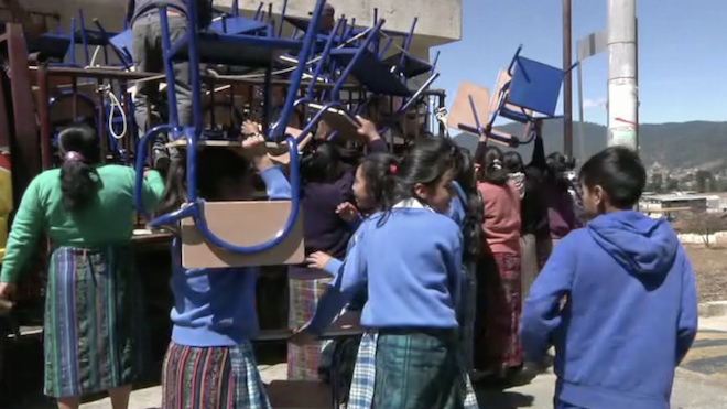 Inmigrantes donan escritorios por carencias en escuelas de Totonicapán