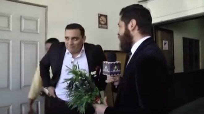 Josep fue a dar una manita a los diputados, tan llenos de clavos en estos dias. Con ustedes la chilca necesaria para detener los antejuicios.