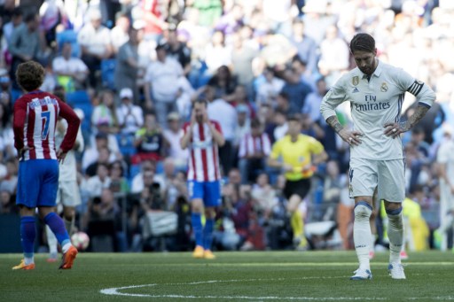 Sergio Ramos, defensa del Real Madrid, camina al final del encuentro en el que empató con su rival de ciudad el Atlético. AFP PHOTO / CURTO DE LA TORRE