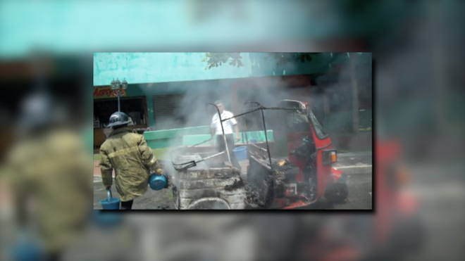 Incendio de mototaxi es apagado a palanganadas por socorristas