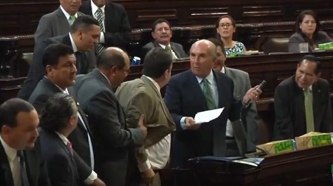 Diputados se van a los empujones, gritos y señalamientos