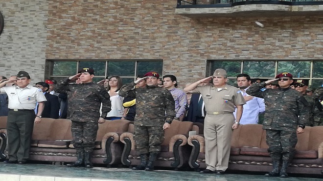 El hijo del presidente participó en el desfile en honor a su equipo de futbol.