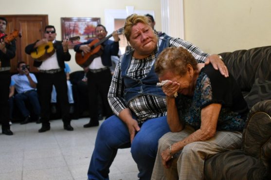 Rosa Romero llora la muerte de su hijo Carlos Torres uno de los cuatro aficionados muertes el domingo.
