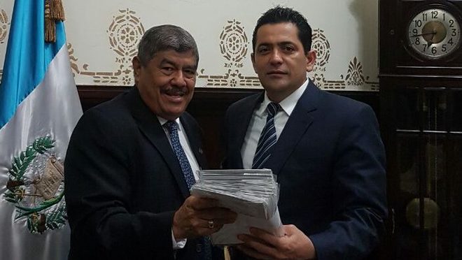 El Contralor Carlos Mencos llegó muy temprano a entregar al Presidente Chichilla el informa de Auditoria de 2016.