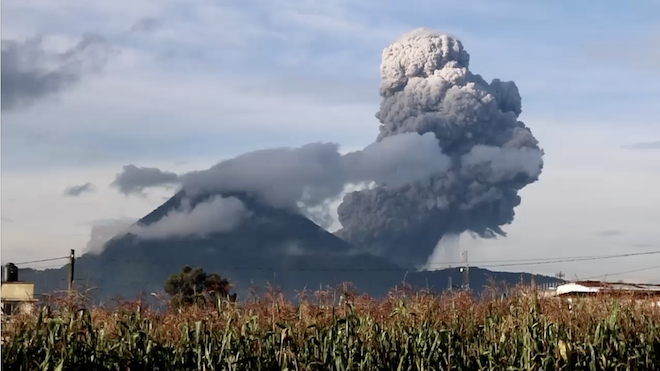 Arriesgan la vida al escalar los volcanes Santa María y Santiaguito