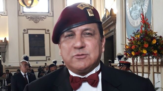 Galdámez utiliza boina kaibil para celebrar que la Constitución no ha sido reformada