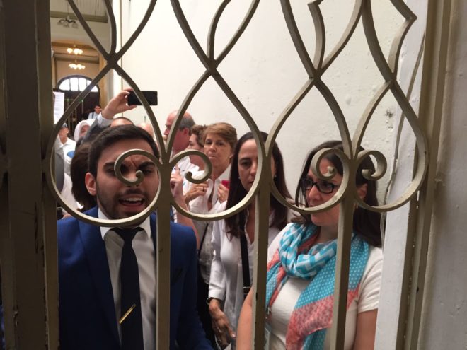 Manifestantes en contra de la Reforma exigen entrar al Congreso