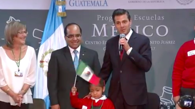 Peña Nieto aburriendo a chicos y a grandes en Las Inolvidables como Jimmy.