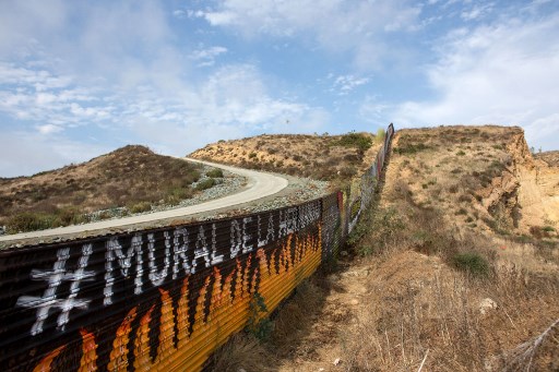 En Estados Unidos Trump le llamó "The Wall" (El Muro) En México podría ser el Mural de la Hermandad y esta cerca de romper el récord guiness como una obra de arte. / AFP PHOTO / GUILLERMO ARIAS