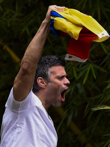 López ondea bandera de Venezuela en primera aparición tras excarcelación
