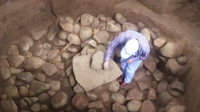 Excavador limpia el área donde fue localizado el Ombligo o Mux en Tak'alik Ab'aj.