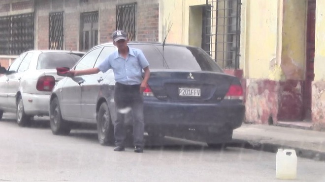 Los cuidadores de carros que fijan una tarifa también son “extorsionistas”