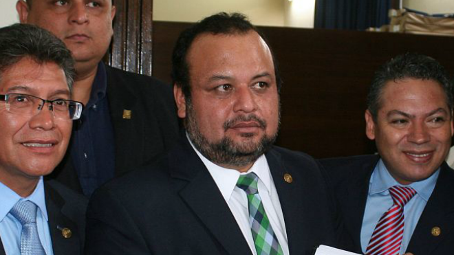 Diputado Sandino Reyes de la UNE fue pillado teniendo relaciones sexuales en un parqueo del Congreso