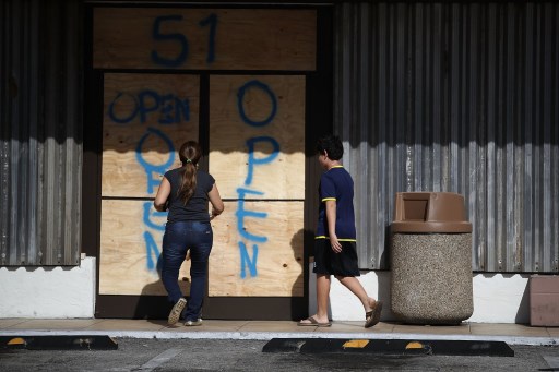 Un negocio se prepara para la llegada del Huracán Irma a Key Bizcayne en el sur del Estado de la Florida. Foto Joe Raedle AFP