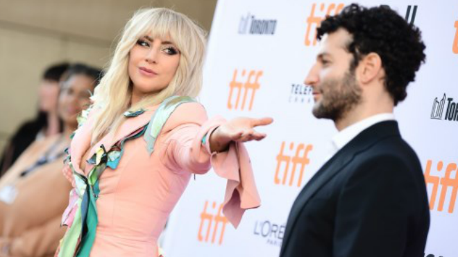Lady Gaga y Chris Moukarbel en la premiere de "Gaga: Five Foot Two" en el Toronto International Film Festival. Foto Emma McIntyre/Getty Images for Netflix/AFP