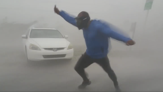 Juston Drake es un cazador de tormentas que en la mañana del domingo tomó la velocidad del huracán Irma a su llegada a Estados Unidos.