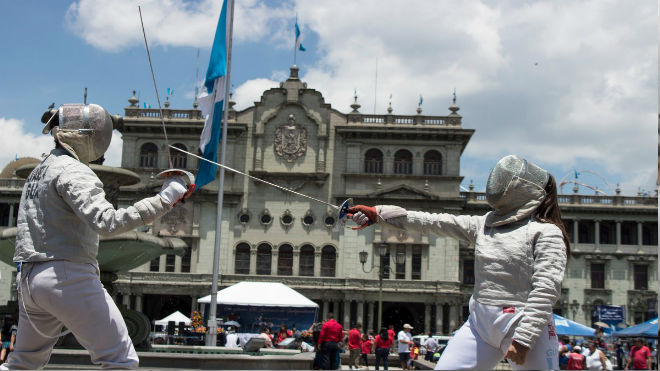 Esgrimistas chapines exhiben su disciplina frente al Palacio Nacional