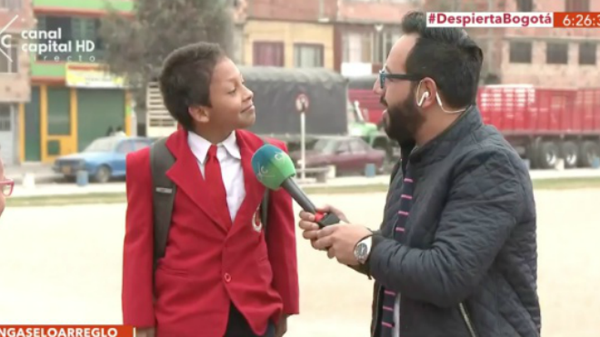 Daniel Santiago Rosa decidió abandonar una entrevista en televisión porque iba tarde para la escuela. Foto Canal Capital Colombia.