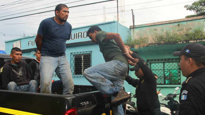 Un sargento en retiro y 3 personas más fueron detenidos tras atacar dos patrullas motorizadas. Se presume que habian robado una finca en la noche del sábado. Foto PNC.
