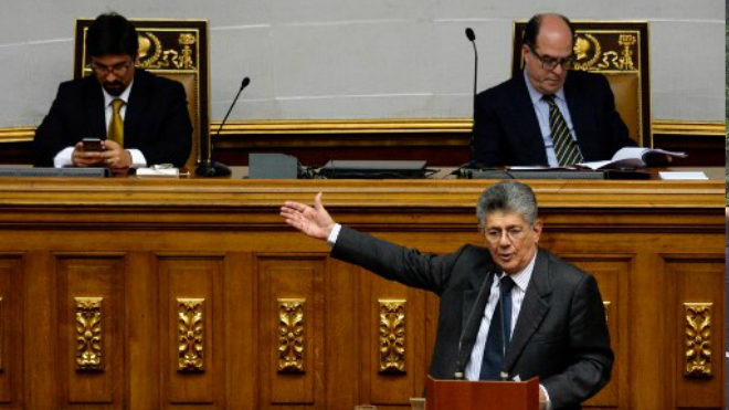 Henry Ramos Allup, dirigente de la oposición venezolana, discute junto a sus compañeros si se presentarán a las elecciones municipales. Foto AFP