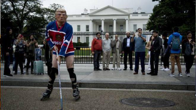 Un artista hace un performance de Donald Trump con la playera de la selección de Hockey de Rusia en alusió al caso por el que su equipo es investigado. Foto AFP.