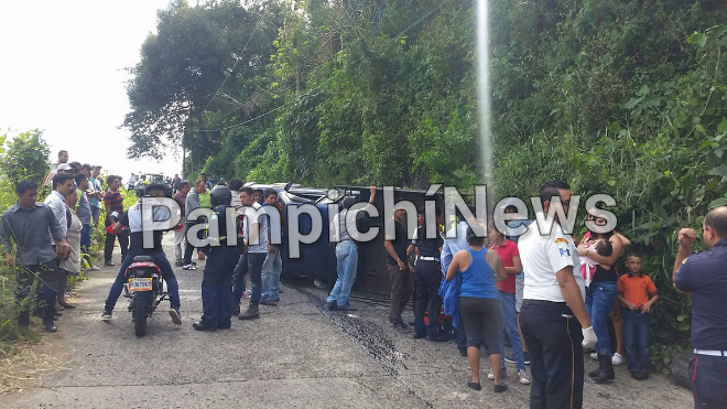 15 heridos cuando un vehículo volcó en el municipio de Amatitlán. Foto Pampichi News.