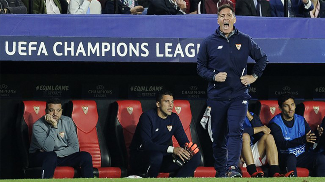 Sevilla's Argentinian coach Eduardo Berizzo gives instructions to his players on November 21, 2017 at the Ramon Sanchez Pizjuan stadium in Sevilla during the UEFA Champions League group E football match between Sevilla FC and Liverpool FC. CRISTINA QUICLER / AFP