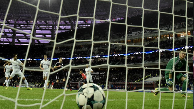 Chelsea's midfielder from Spain Francesc Fabregas (L) celebrates after scoring the team's third goal from the penalty spot as Qarabag's goalkeeper from Bosnia-Herzegovina Ibrahim Sehic reacts during the UEFA Champions League Group C football match between Qarabag FK and Chelsea FC in Baku on November 22, 2017. Kirill KUDRYAVTSEV / AFP