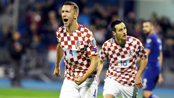 Croatia's midfielder Ivan Perisic (C) celebrates after soring a goal during the WC 2018 play-off football qualification match between Croatia and Greece at the Maksimir stadium, in Zagreb, on November 9, 2017. STRINGER / AFP