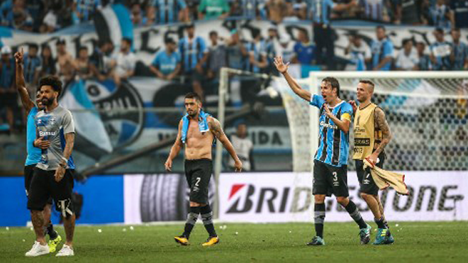 Gremio players celebrate after qualifying for the Copa Libertadores final, at the Arena do Gremio stadium, in Porto Alegre, Brazil, on November 01, 2017. Jefferson BERNARDES / AFP