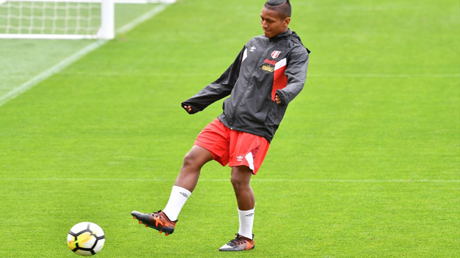 Peru's Paolo Guerrero attends a football training session at Westpac Stadium in Wellington on November 10, 2017. New Zealand play Peru on November 11 in Wellington in the first of two 2018 World Cup qualifying games. Marty MELVILLE / AFP