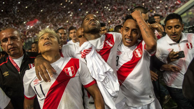 Peru's Raul Ruidiaz (L), Jefferson Farfan (C) and Christian Cueva celebrate after defeating New Zealand by 2-0 and qualifying for the 2018 football World Cup, in Lima, Peru, on November 15, 2017. Ernesto BENAVIDES / AFP