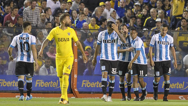Racing Club's footballers celebrate the goal against Boca Juniors during their Superliga first division tournament match at La Bombonera stadium in Buenos Aires, on November 19, 2017. Javier Gonzalez Toledo / AFP