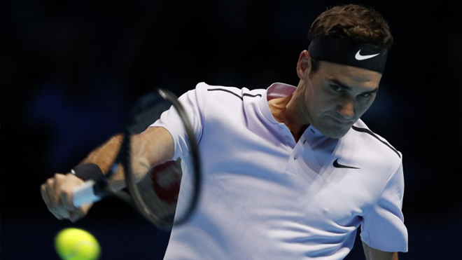 Switzerland's Roger Federer returns to US Jack Sock during their men's singles tennis match on Day One of the ATP World Tour Finals tennis tournament at the O2 Arena in London on November 12, 2017. Adrian DENNIS / AFP