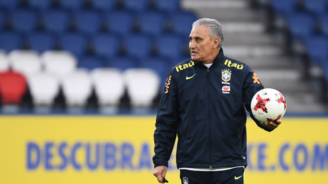 Brazil's head coach Tite looks at his players during a training session at the Parc des Princes stadium in Paris on November 8, 2017 as part of the team's preparation for the friendly football match against Japan. FRANCK FIFE / AFP