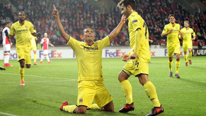 Villarreal's forward from Colombia Carlos Bacca (L) celebrates with teammate midfielder from Spain Manuel Trigueros Munoz after he scored a goal during the UEFA Europa League group A football match Slavia Prague v Villarreal in Prague on November 2, 2017. MILAN KAMMERMAYER / AFP