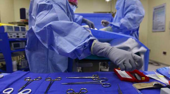 Cirujano grabó sus iniciales en hígados de dos pacientes