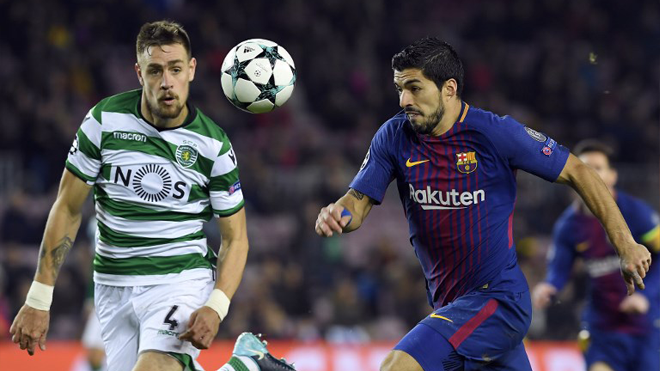 Sporting's Uruguayan defender Sebastien Coates challenges Barcelona's Uruguayan forward Luis Suarez (R) during the UEFA Champions League football match FC Barcelona vs Sporting CP at the Camp Nou stadium in Barcelona on December 5, 2017. / AFP PHOTO / LLUIS GENE