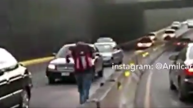 VIDEO: Decidió realizar su propio carril reversible y paraliza el tráfico en zona 18