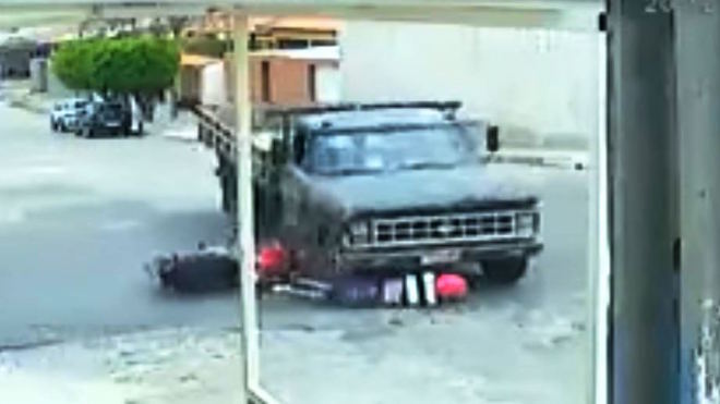 VIDEO: Un motorista es arrollado por una camioneta, se pone de pie y se marcha