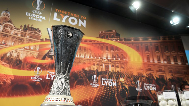 The Europa League trophy is displayed prior to the draw for the round of 32 of the UEFA Europa League football tournament at the UEFA headquarters in Nyon on December 11, 2017. Fabrice COFFRINI / AFP