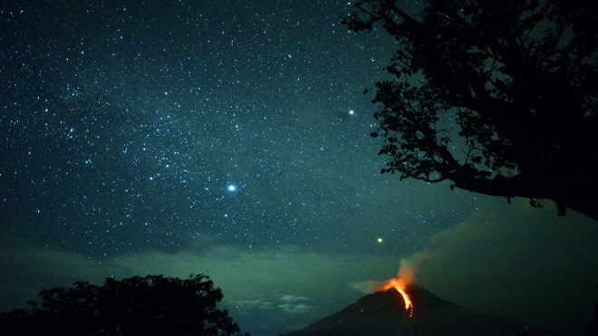 Un volcán de Sumatra experimenta su mayor erupción del año